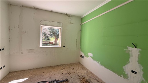 Villa In Fase Di Ristrutturazione, 4 Vani, Trullo e Garage. Poco Distante.